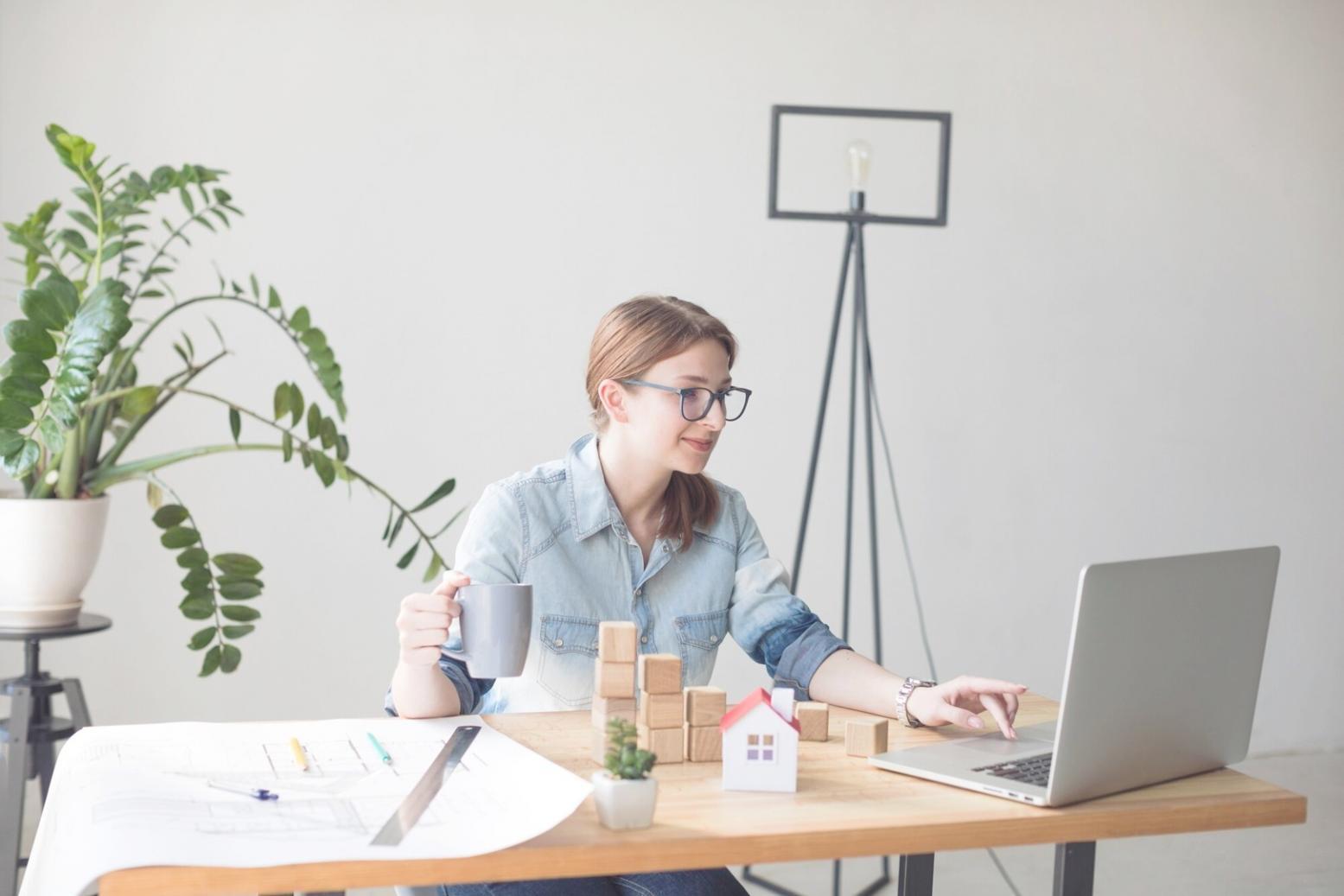 Personne analysant des documents financiers sur un bureau organisé