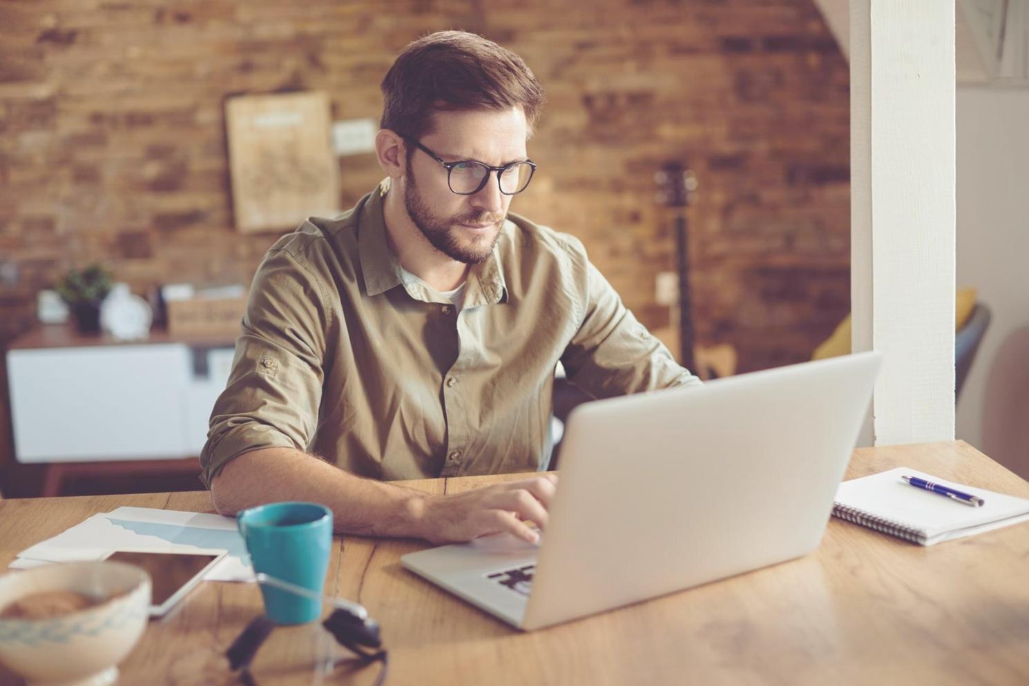 Espace de travail avec ordinateur et notes de planification financière