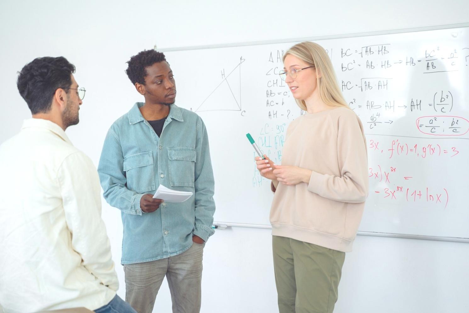 Séance de formation en gestion financière avec participants